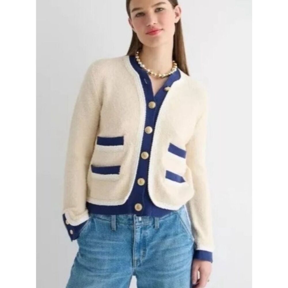 J. Crew Textured bouclé lady jacket
AG10